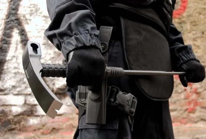 Czy pałka teleskopowa jest legalna? Prawo, noszenie, samoobrona.