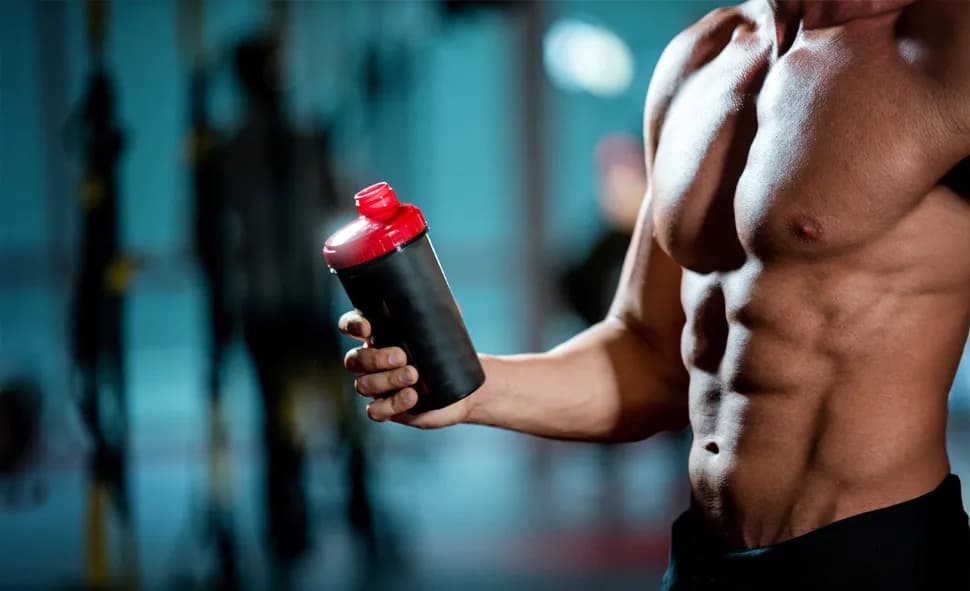 Kiedy pić białko? Przed czy po treningu? Najważniejsze jest dzienne spożycie!